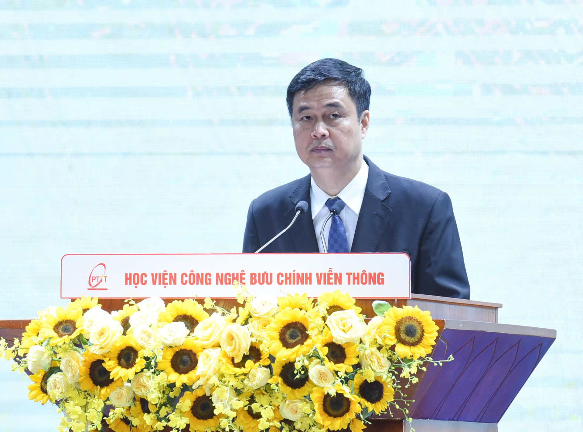 El presidente de la Comisión de Emulación y Recompensa del Comité Central del PCV, Pham Huy Giang, habla en la cita. El presidente de la Comisión de Emulación y Recompensa del Comité Central del PCV, Pham Huy Giang, habla en la cita.