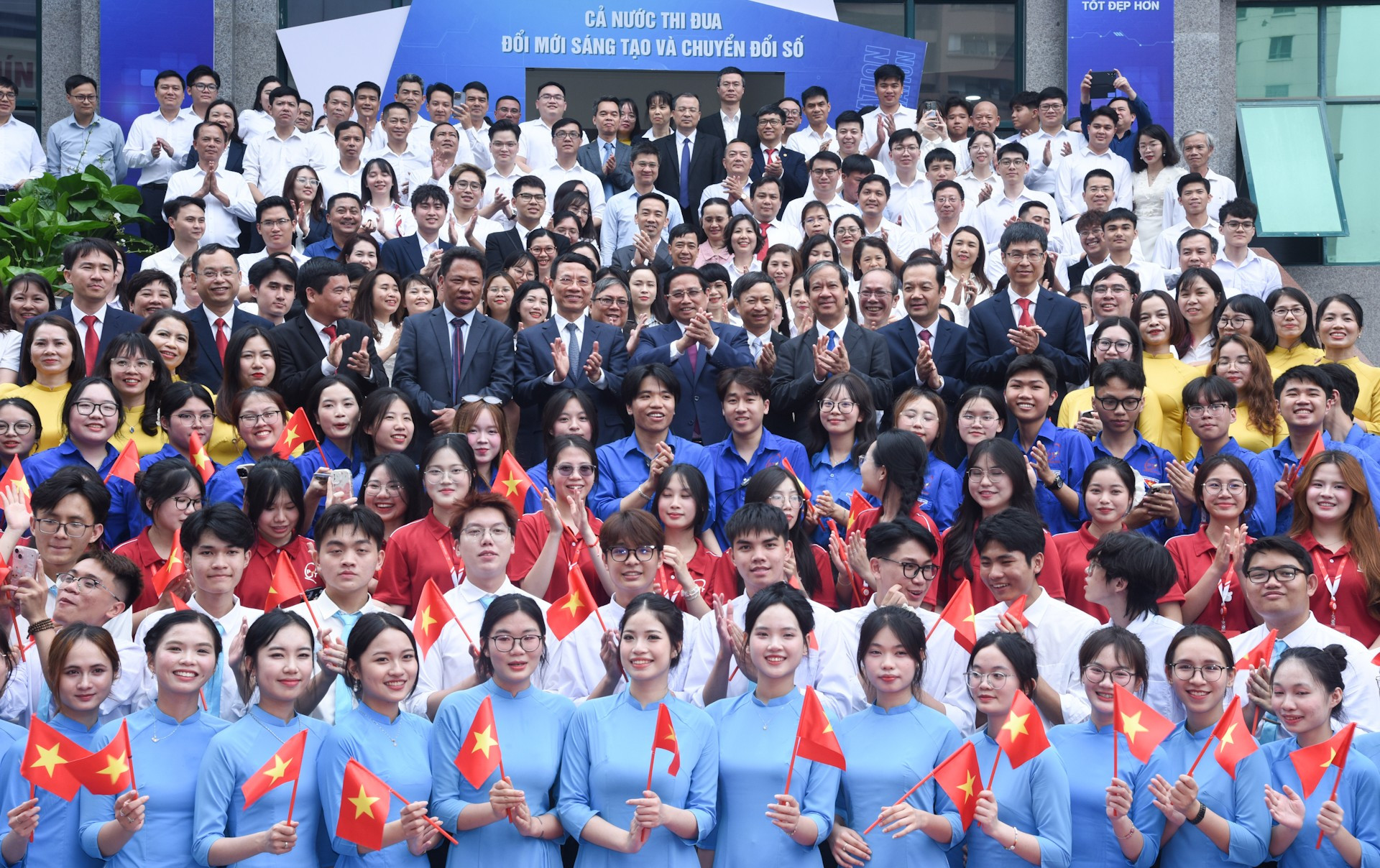 El primer ministro, Pham Minh Chinh, y estudiantes de la Academia de Tecnología de Correos y Telecomunicaciones. El primer ministro, Pham Minh Chinh, y estudiantes de la Academia de Tecnología de Correos y Telecomunicaciones.