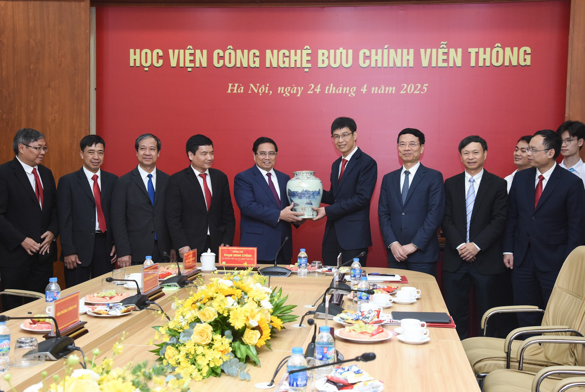 El primer ministro, Pham Minh Chinh, entrega obsequios a la Academia de Tecnología de Correos y Telecomunicaciones. El primer ministro, Pham Minh Chinh, entrega obsequios a la Academia de Tecnología de Correos y Telecomunicaciones.