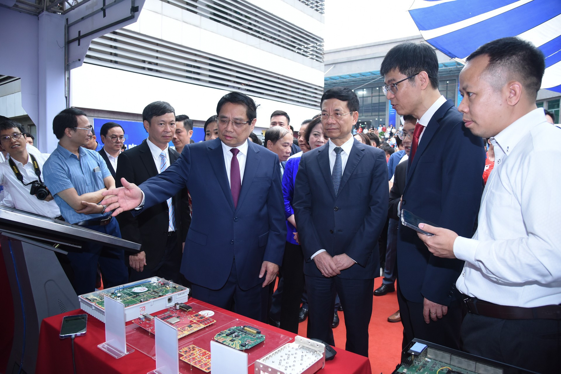 El primer ministro Pham Minh Chinh visita la exposición de productos innovadores y de transformación digital. El primer ministro Pham Minh Chinh visita la exposición de productos innovadores y de transformación digital.