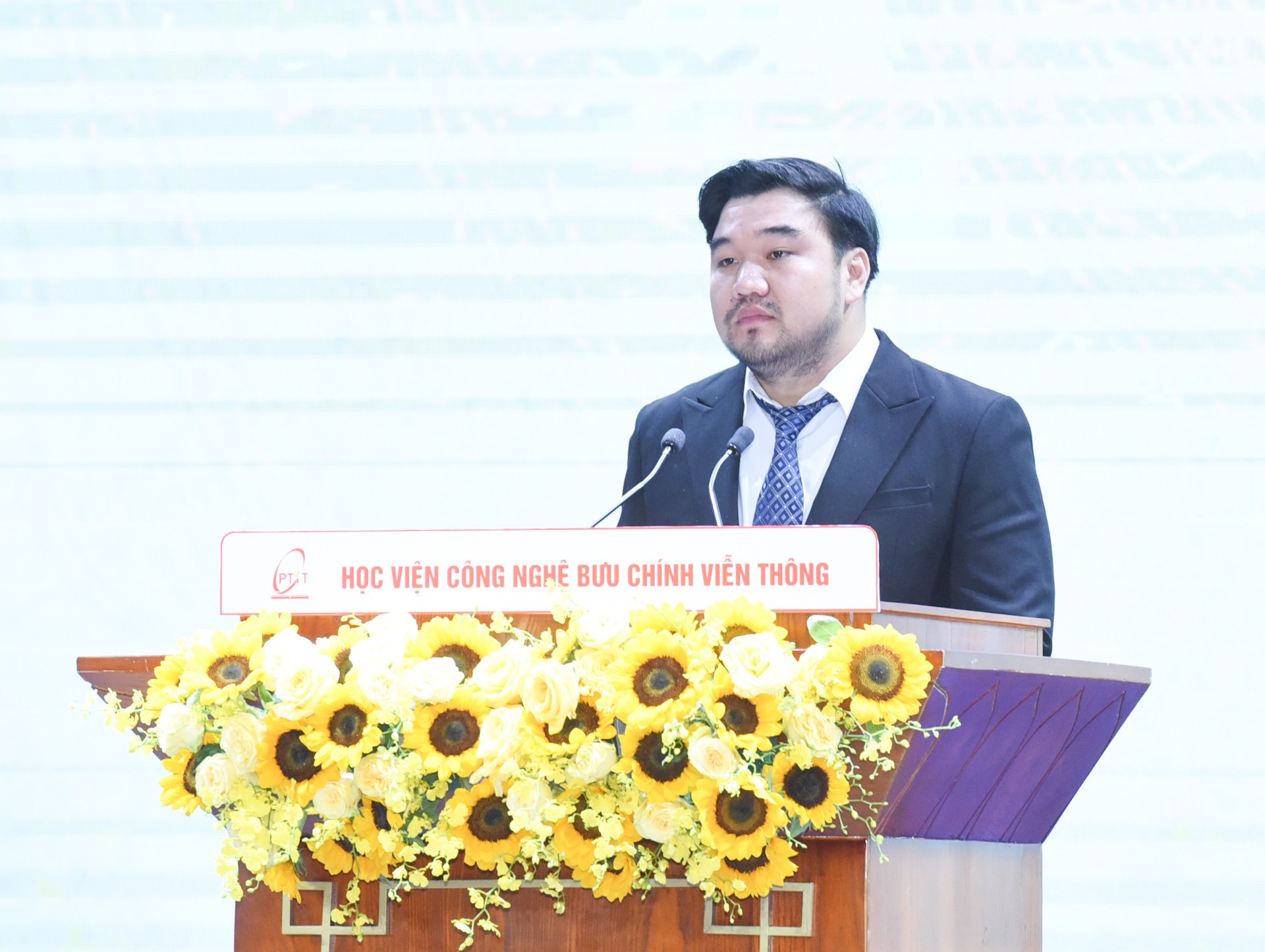 Un profesor de la Universidad Nacional de Hanói habla en la ceremonia de lanzamiento. Un profesor de la Universidad Nacional de Hanói habla en la ceremonia de lanzamiento.