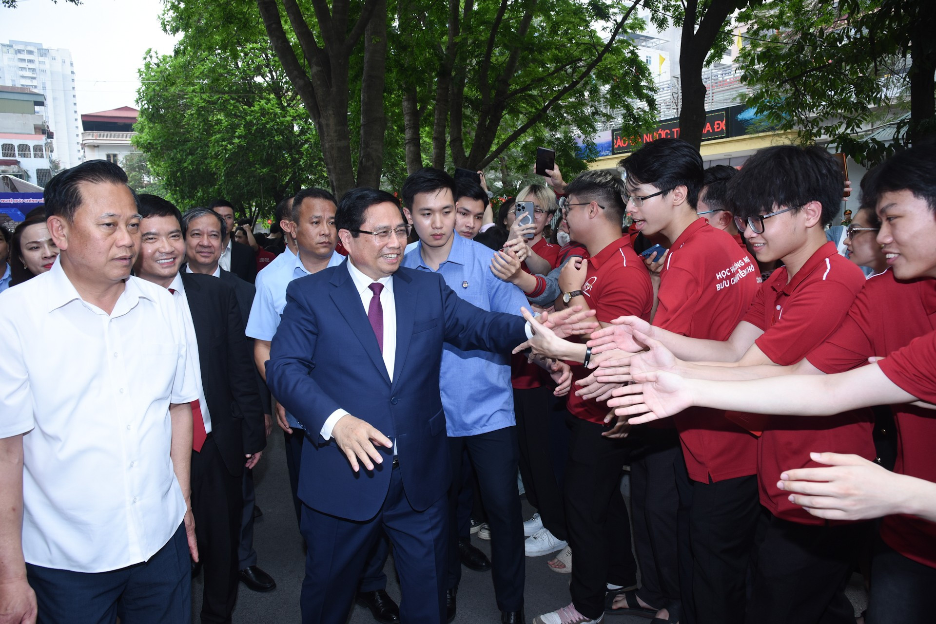 El primer ministro, Pham Minh Chinh, y estudiantes de la Academia de Tecnología de Correos y Telecomunicaciones. El primer ministro, Pham Minh Chinh, y estudiantes de la Academia de Tecnología de Correos y Telecomunicaciones.