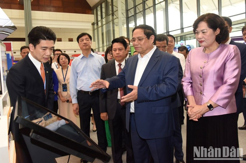 El primer ministro Pham Minh Chinh visita una muestra de aplicaciones de transformación digital en el sector bancario. El primer ministro Pham Minh Chinh visita una muestra de aplicaciones de transformación digital en el sector bancario.