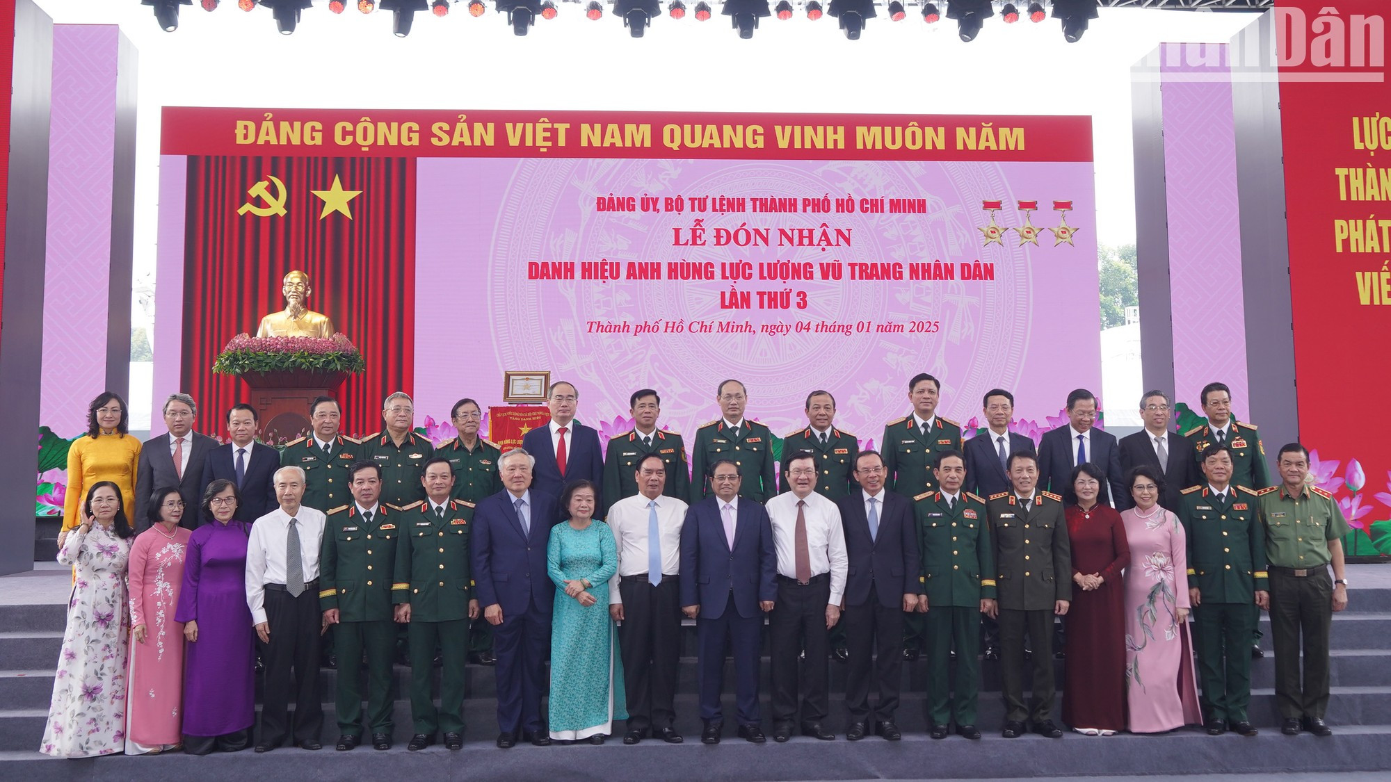 El primer ministro Pham Minh Chinh se hace fotos de recuerdo con los delegados.