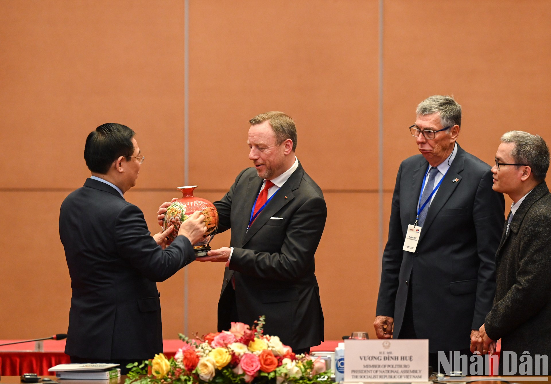 Dinh Hue entrega recuerdos a los delegados. Dinh Hue entrega recuerdos a los delegados.