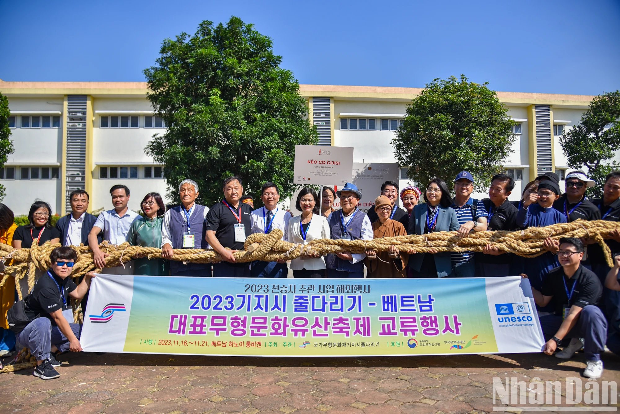 La Asociación de Tira y Afloja de Gijisi de ciudad surcoreana de Dangjin dona a la aldea de Tran Vu una cuerda para el juego de la soga. La Asociación de Tira y Afloja de Gijisi de ciudad surcoreana de Dangjin dona a la aldea de Tran Vu una cuerda para el juego de la soga.