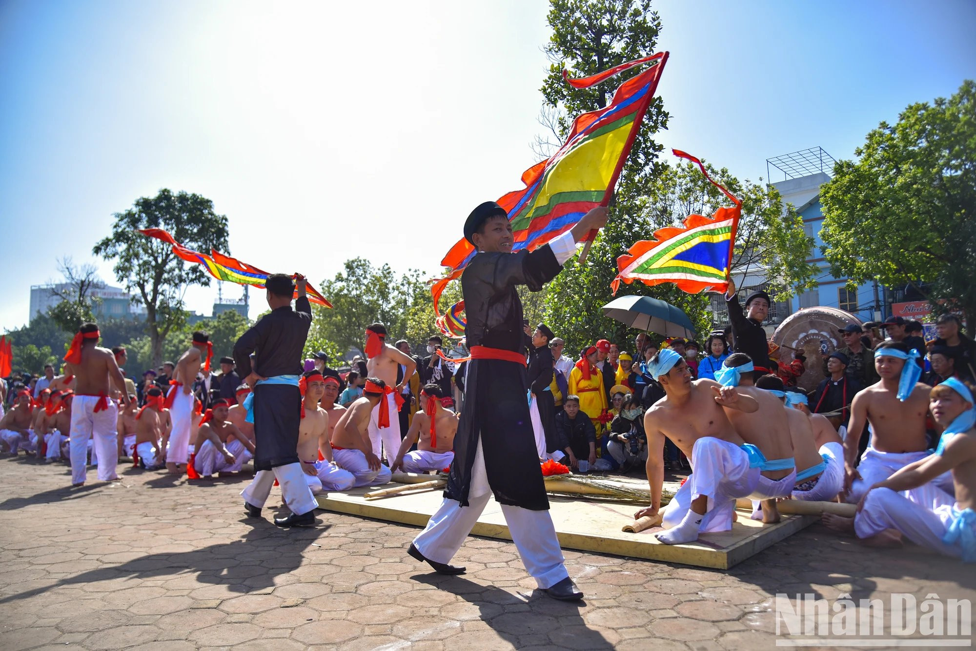 Resonancias de tambores, banderas ondeadas y vítores del público dan más fuerza a los equipos participantes. Resonancias de tambores, banderas ondeadas y vítores del público dan más fuerza a los equipos participantes.