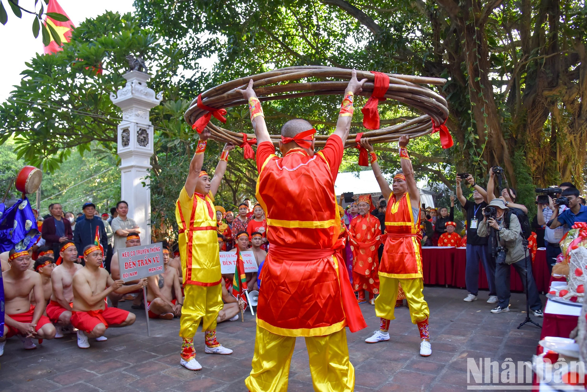 Los líderes de los equipos realizan una ceremonia de levantamiento de un manojo de ratán utilizado para el juego de la soga, animando a los participantes. Los líderes de los equipos realizan una ceremonia de levantamiento de un manojo de ratán utilizado para el juego de la soga, animando a los participantes.