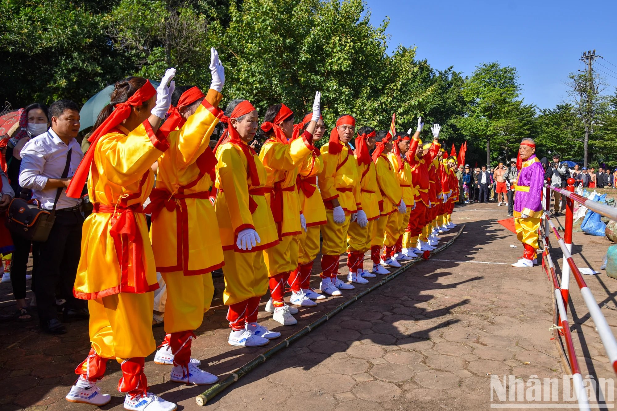 La comunidad de juego de la soga en la aldea de Xuan Lai del distrito de Soc Son, en Hanói, saluda al público antes de la prueba. La comunidad de juego de la soga en la aldea de Xuan Lai del distrito de Soc Son, en Hanói, saluda al público antes de la prueba.