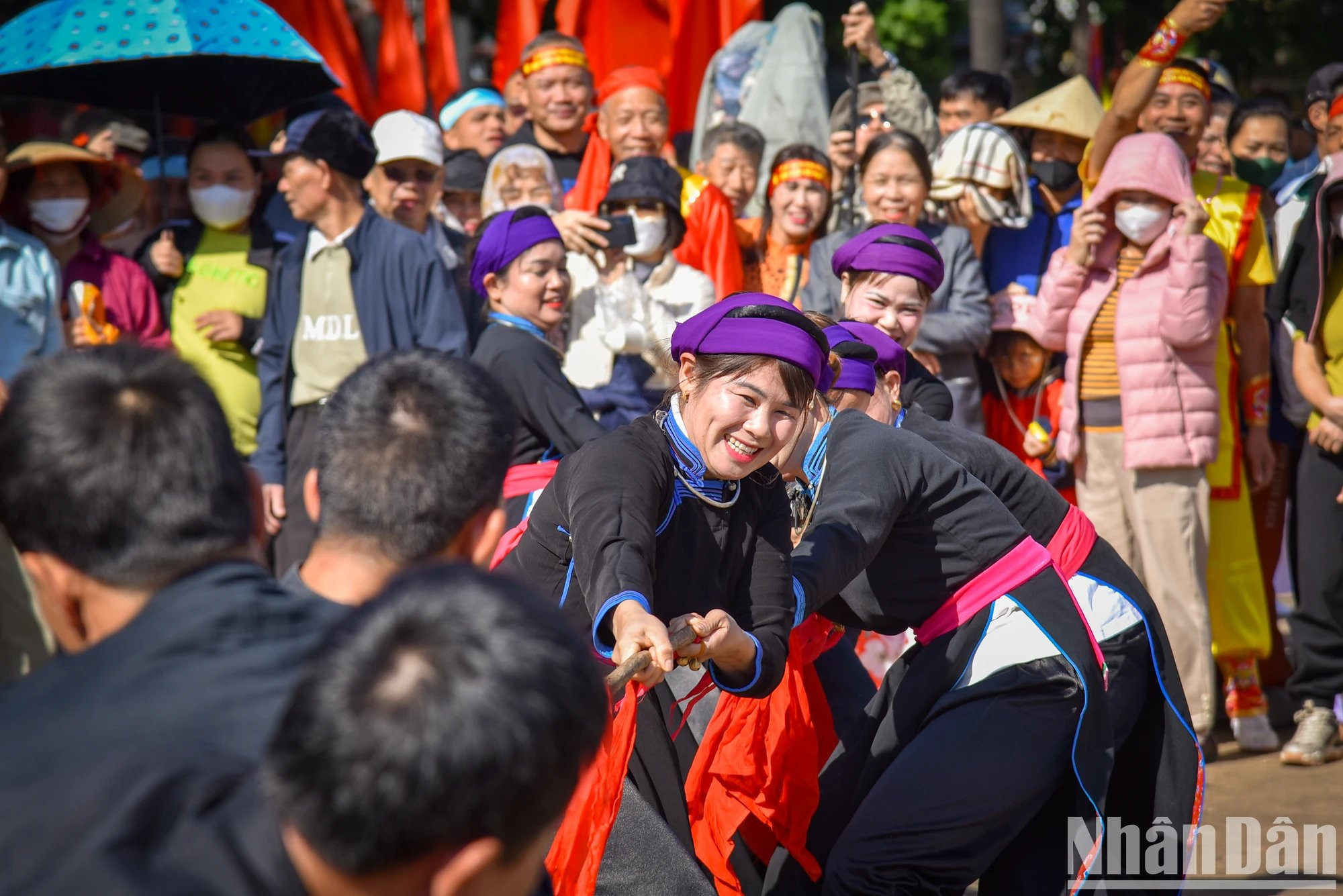 El juego de tira y afloja de la etnia Tay es un ritual popular asociado con la creencia de rezar por buenas condiciones climáticas para lograr una buena cosecha. El juego de tira y afloja de la etnia Tay es un ritual popular asociado con la creencia de rezar por buenas condiciones climáticas para lograr una buena cosecha.