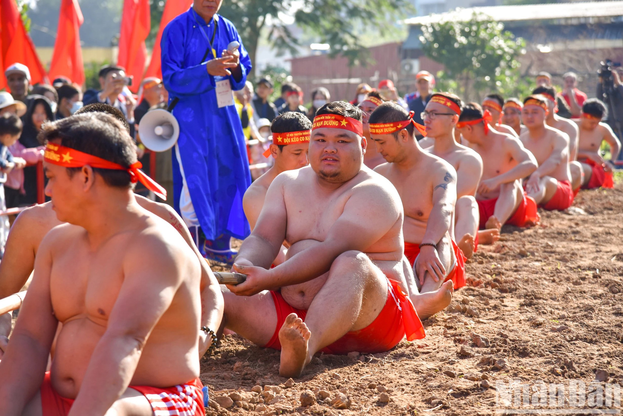 Las comunidades de juego de la soga en posición sentada en el templo de Tran Vu están listas para competir. Los jugadores son jóvenes y estudiantes locales con edades de 18 a 35 años. Las comunidades de juego de la soga en posición sentada en el templo de Tran Vu están listas para competir. Los jugadores son jóvenes y estudiantes locales con edades de 18 a 35 años.