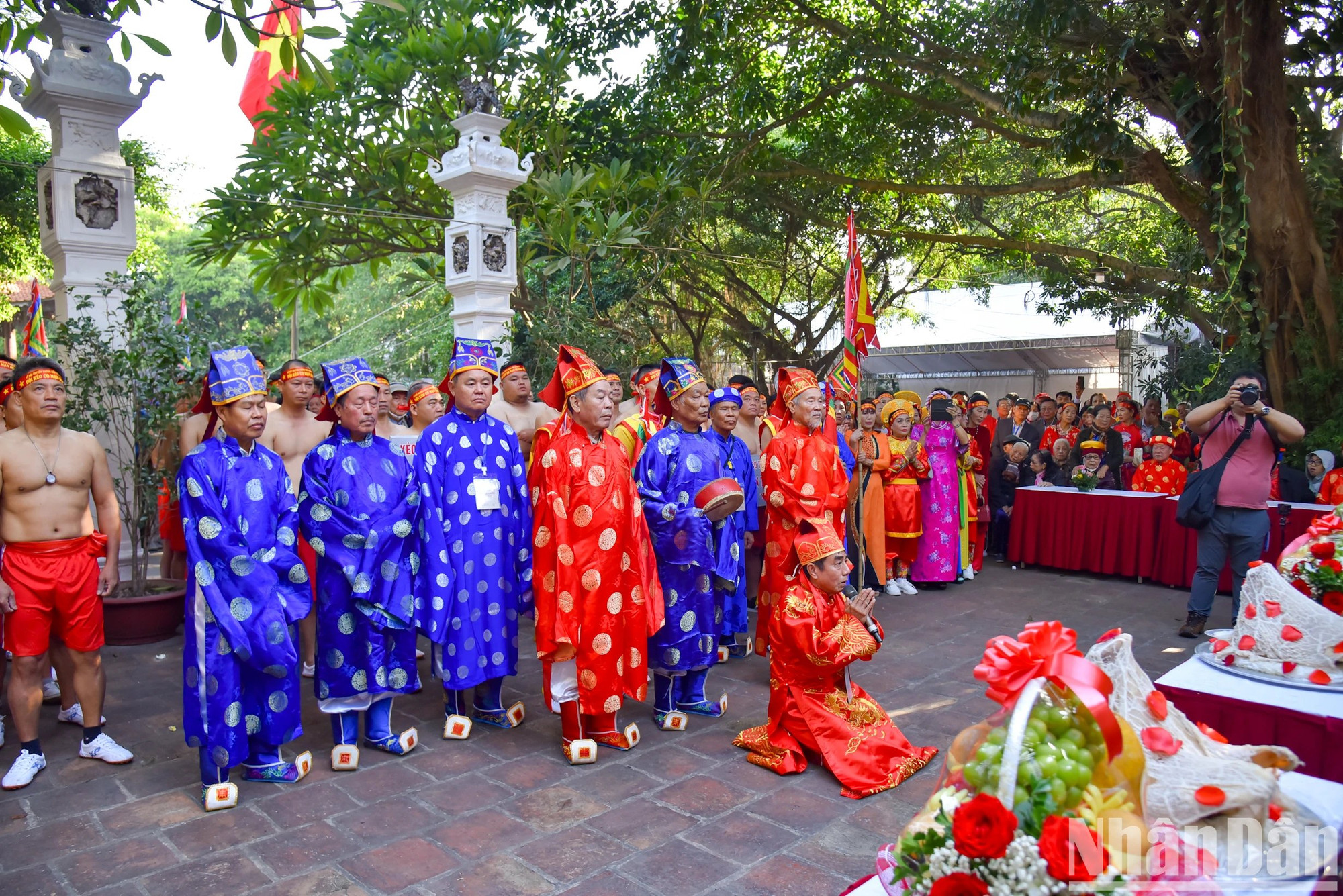 Los grupos participantes llevan a cabo una ceremonia de ofrenda de inciensos en el templo de Tran Vu en Thach Ban, Long Bien. Los grupos participantes llevan a cabo una ceremonia de ofrenda de inciensos en el templo de Tran Vu en Thach Ban, Long Bien.