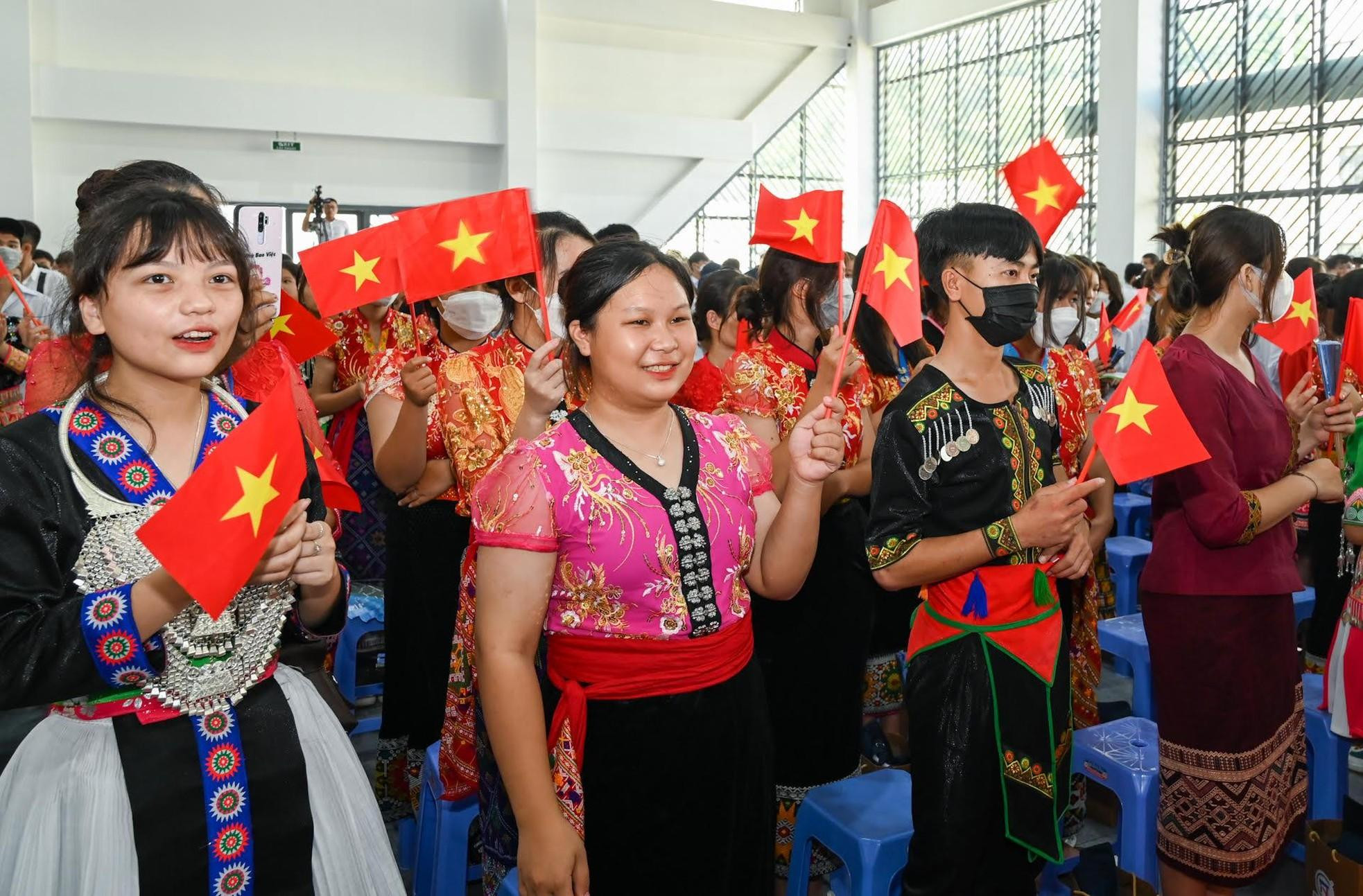 La alegría de los alumnos en el día de la inauguración de la escuela y del inicio del nuevo curso escolar 2022-2023.