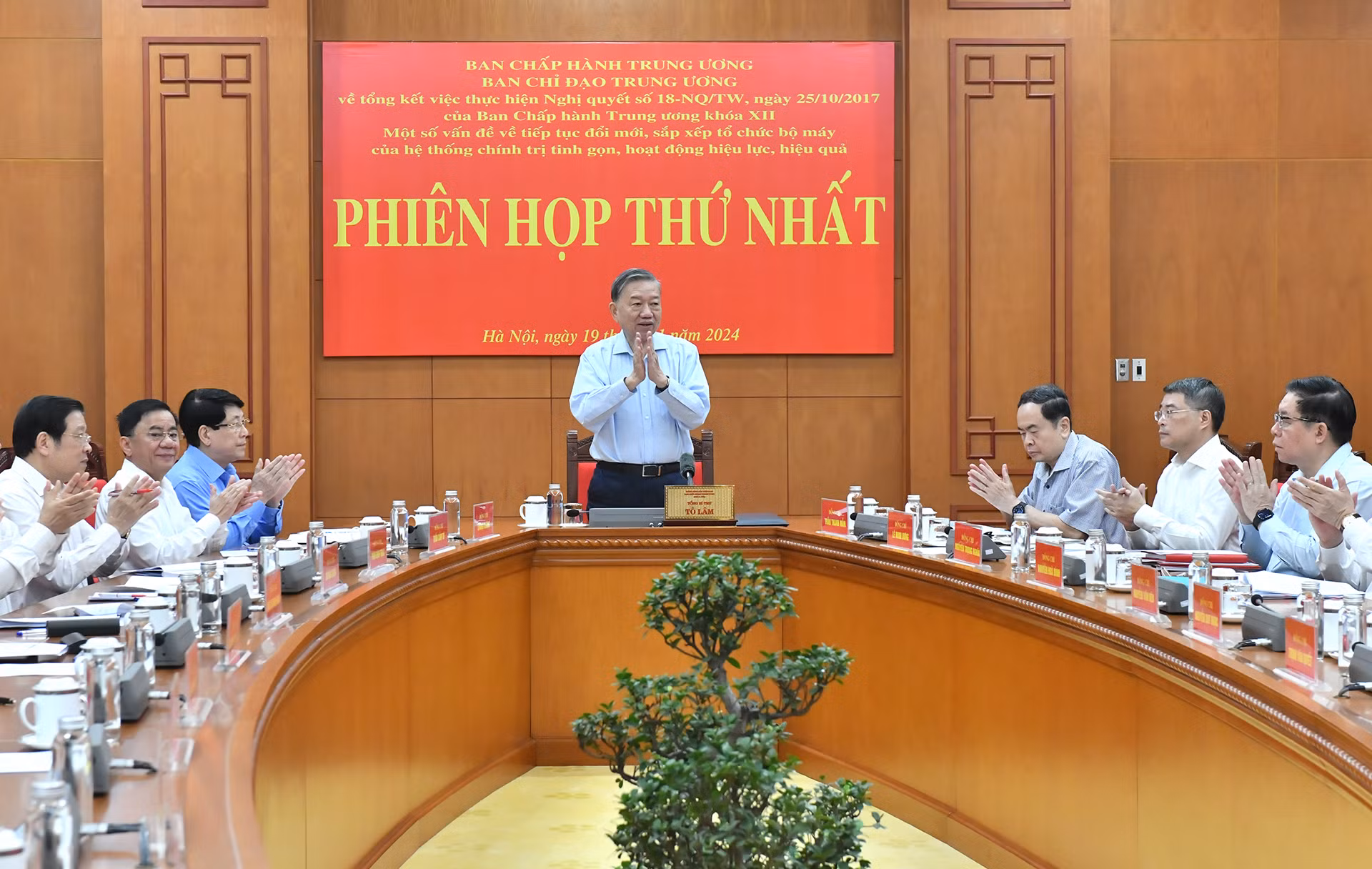 [Foto] Líder partidista vietnamita preside reunión sobre renovación y reorganización del aparato del sistema político