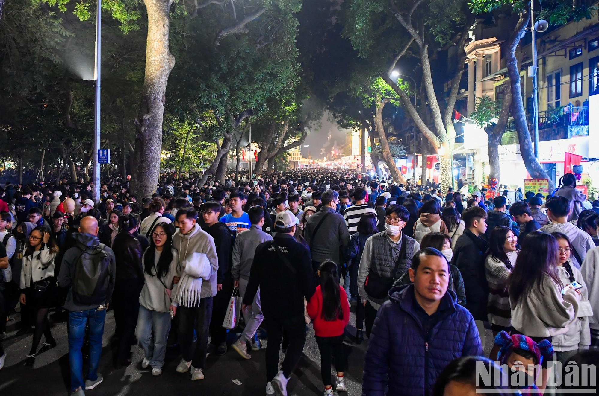 Se realizarán exhibiciones de fuegos artificiales en cinco lugares, incluidos los distritos de Hoan Kiem, Ha Dong y Nam Tu Liem, así como en el municipio de Son Tay y el distrito de Dong Anh. Se realizarán exhibiciones de fuegos artificiales en cinco lugares, incluidos los distritos de Hoan Kiem, Ha Dong y Nam Tu Liem, así como en el municipio de Son Tay y el distrito de Dong Anh.