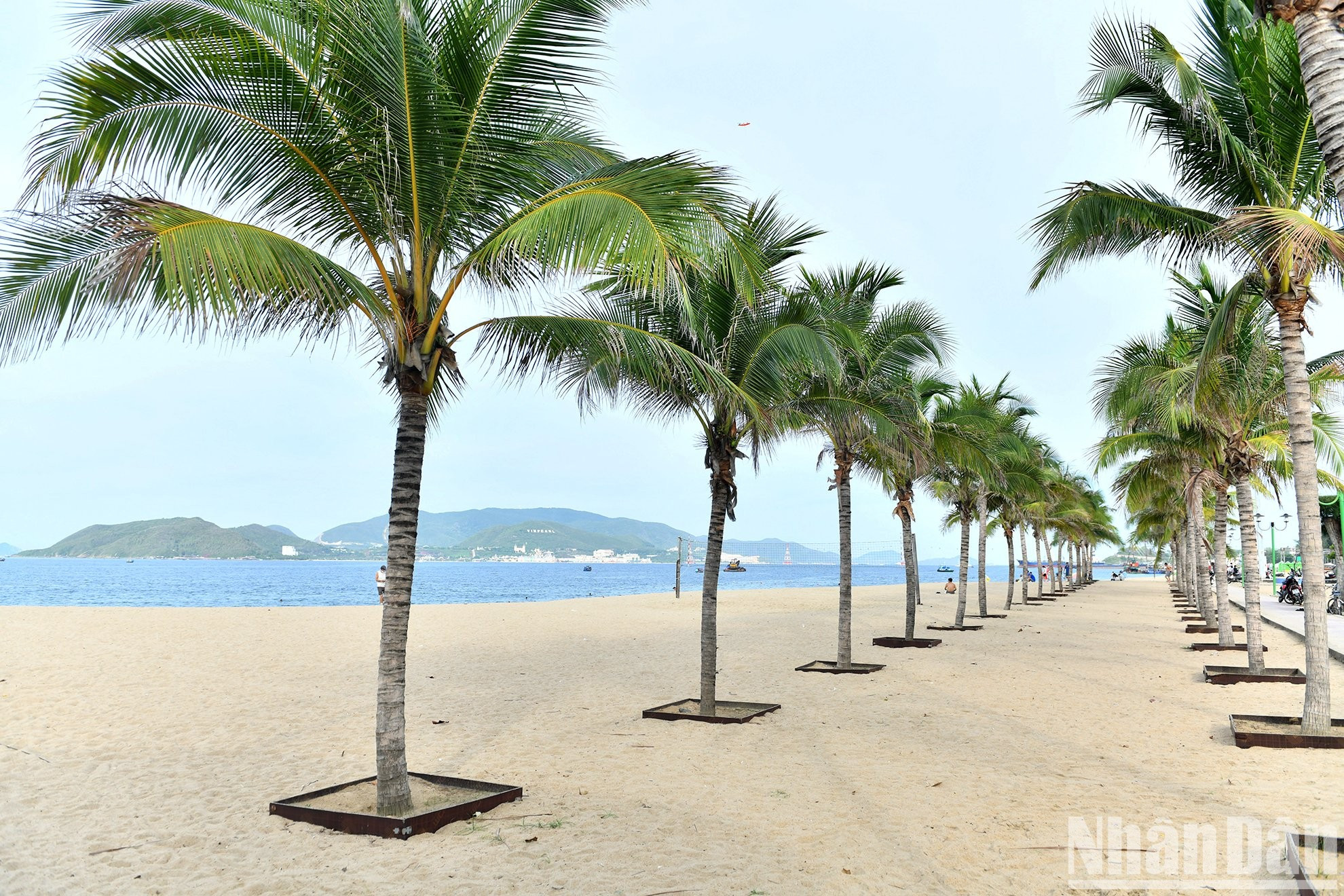 Con playas de arena blanca, Nha Trang está en la lista de las bahías más bellas del mundo. Con playas de arena blanca, Nha Trang está en la lista de las bahías más bellas del mundo.