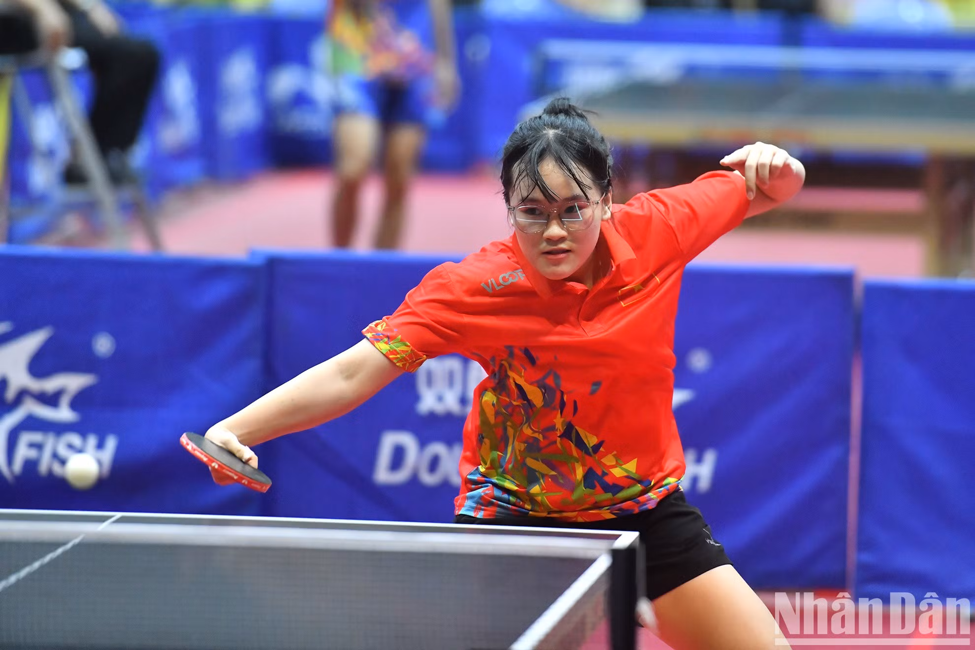 Primeros partidos por equipos del 42 Campeonato nacional de Tenis de mesa del periódico Nhan Dan 