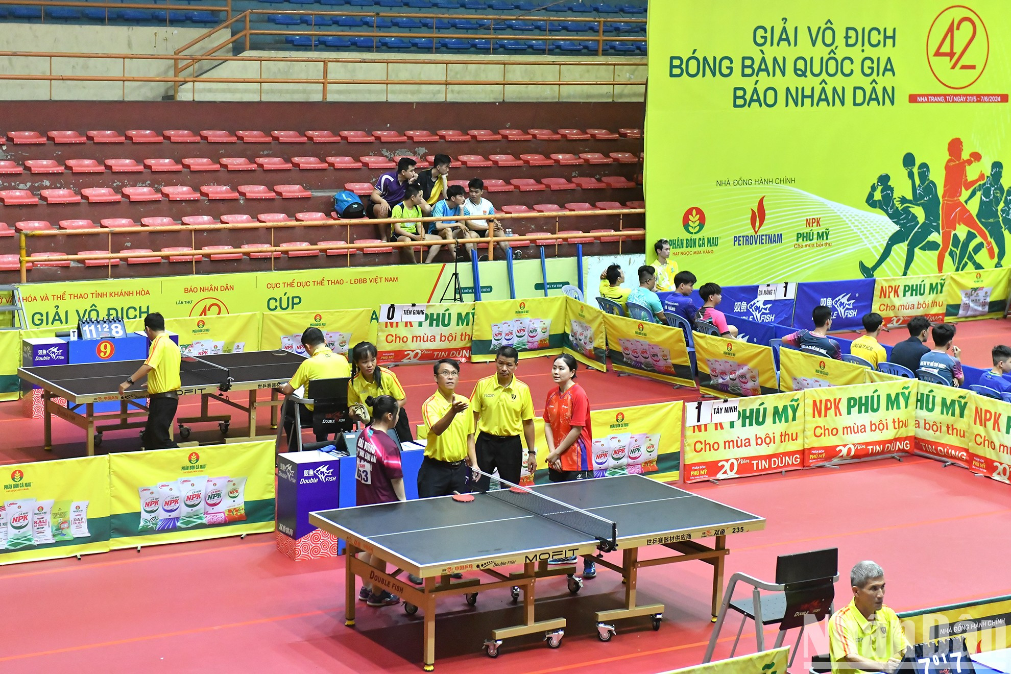 Los árbitros y los atletas realizan los procedimientos de juego. Los árbitros y los atletas realizan los procedimientos de juego.