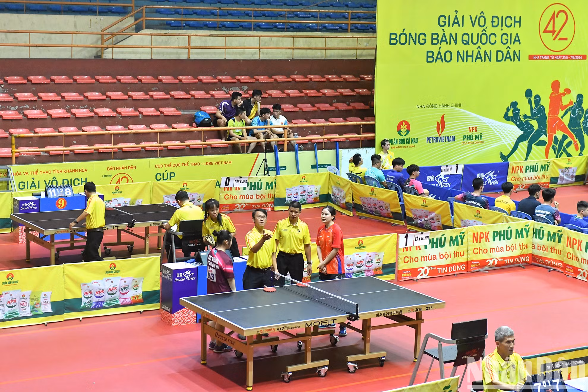 Los árbitros y los atletas realizan los procedimientos de juego. Los árbitros y los atletas realizan los procedimientos de juego.