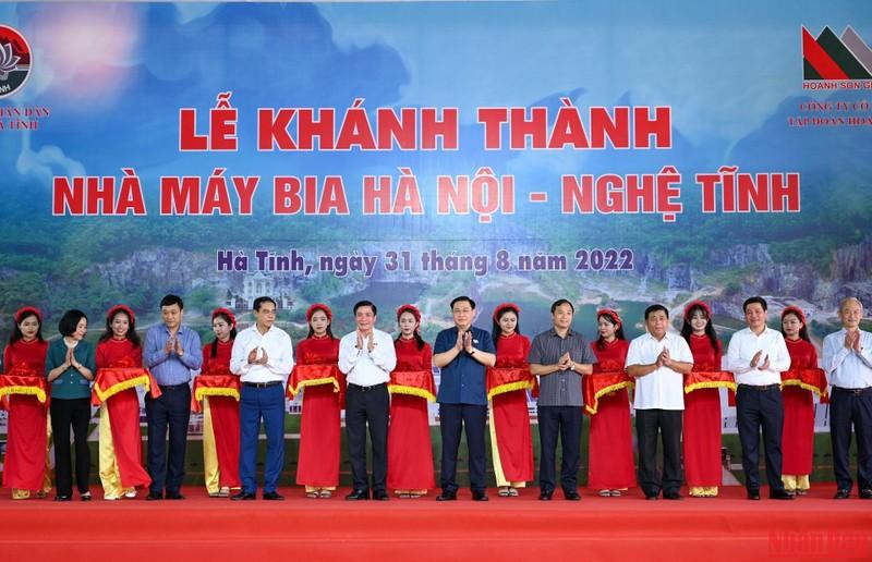 El presidente de la AN y los delegados asisten a la ceremonia de inauguración de la cervecería Hanói-Nghe Tinh en la ciudad de Hong Linh.