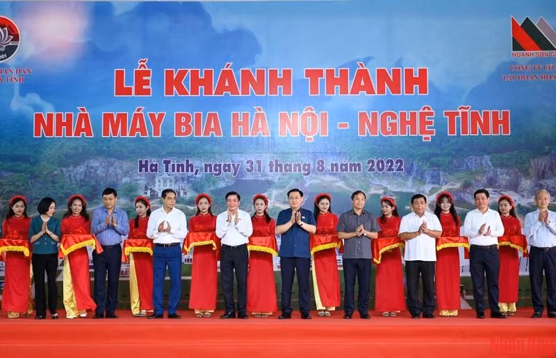 El presidente de la AN y los delegados asisten a la ceremonia de inauguración de la cervecería Hanói-Nghe Tinh en la ciudad de Hong Linh. El presidente de la AN y los delegados asisten a la ceremonia de inauguración de la cervecería Hanói-Nghe Tinh en la ciudad de Hong Linh.