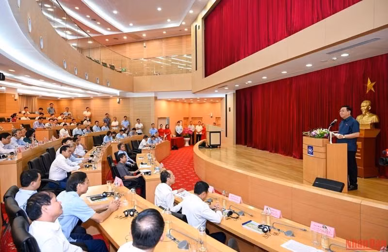 El presidente de la AN, Vuong Dinh Hue, habla en la visita a la fábrica Formosa Ha Tinh. El presidente de la AN, Vuong Dinh Hue, habla en la visita a la fábrica Formosa Ha Tinh.