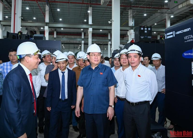 Dinh Hue y los delegados escuchan una introducción sobre la fábrica de baterías VineES de Vingroup en la zona económica de Vung Ang.