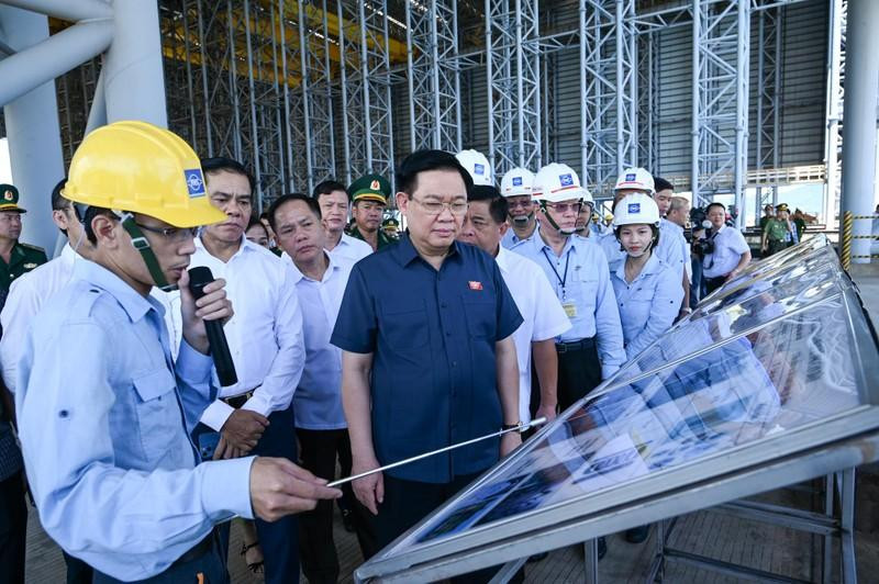 También inspecciona el área portuaria de Son Duong en la zona económica de Vung Ang.