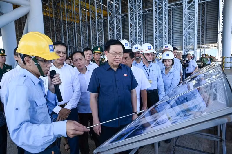 También inspecciona el área portuaria de Son Duong en la zona económica de Vung Ang. También inspecciona el área portuaria de Son Duong en la zona económica de Vung Ang.