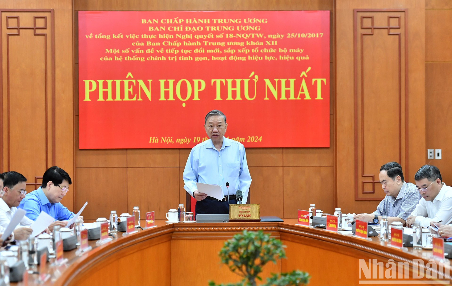 El secretario general del PCV, To Lam, interviene en la reunión.