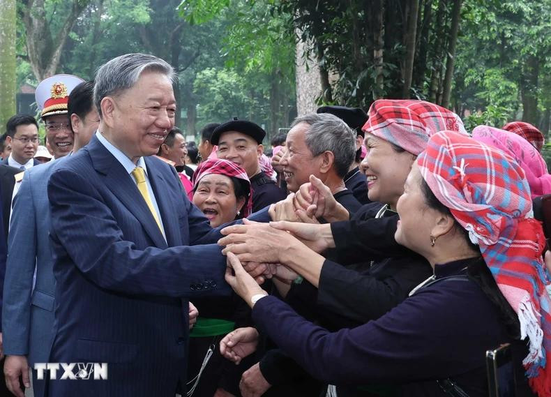 El presidente To Lam y la gente en la zona de reliquias dedicada al Presidente Ho Chi Minh en el Palacio Presidencial. El presidente To Lam y la gente en la zona de reliquias dedicada al Presidente Ho Chi Minh en el Palacio Presidencial.
