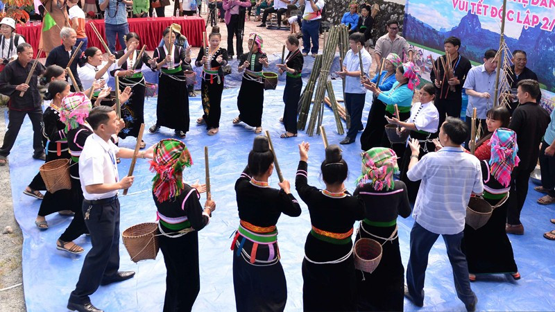 La actividad más alegre es un baile grupal que une a la gente local. La actividad más alegre es un baile grupal que une a la gente local.