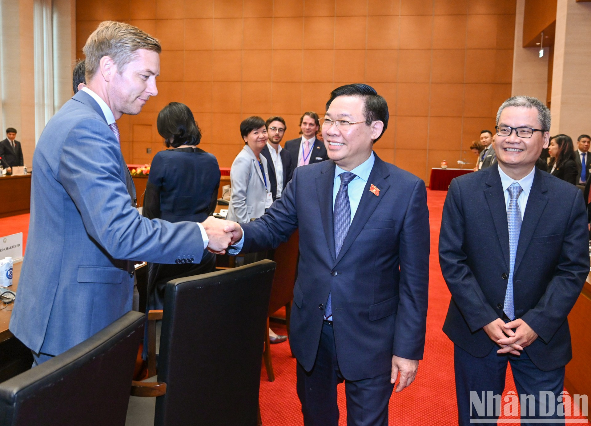 Máximo dirigente parlamentario vietnamia recibe a delegación empresarial de la UE