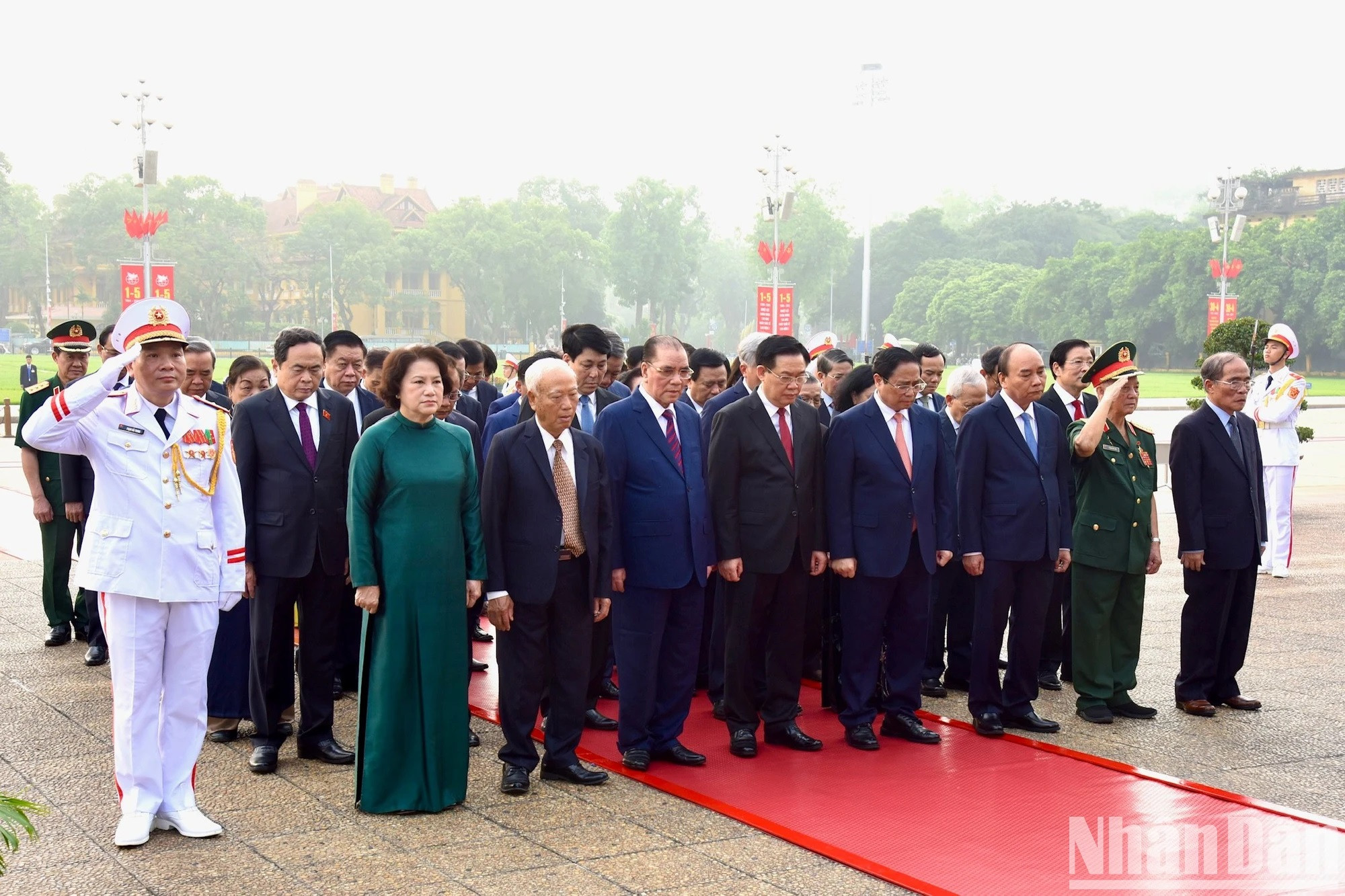 Actuales y antiguos dirigentes del Partido y el Estado se inclinan en homenaje al Presidente Ho Chi Minh. Actuales y antiguos dirigentes del Partido y el Estado se inclinan en homenaje al Presidente Ho Chi Minh.
