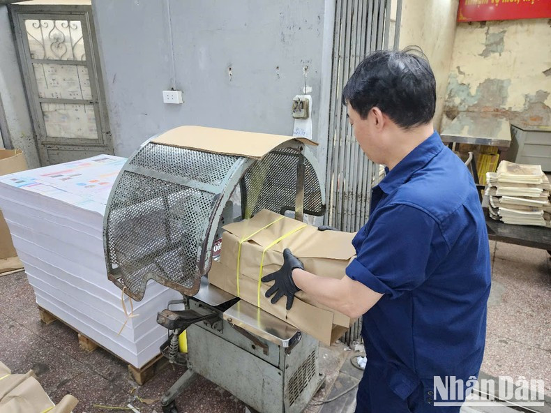 Los trabajadores de la imprenta del periódico Nhan Dan empaquetan las ejemplares de la publicación informativa especial para distribuir a los lectores. Los trabajadores de la imprenta del periódico Nhan Dan empaquetan las ejemplares de la publicación informativa especial para distribuir a los lectores.