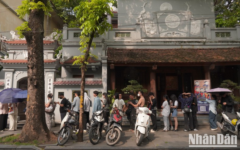 Una larga fila de personas se forma frente al templo de Nam Huong. Una larga fila de personas se forma frente al templo de Nam Huong.