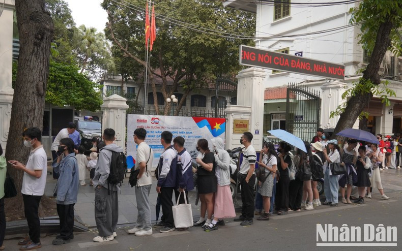 Las colas se extienden hasta la calle Hang Trong. Las colas se extienden hasta la calle Hang Trong.