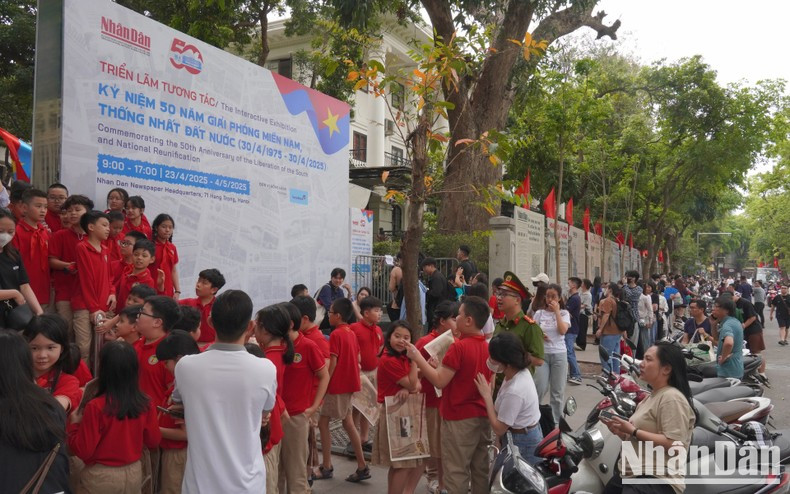 La exposición interactiva se inaugura en la orilla del lago Hoan Kiem y atrae a un gran número de lectores y visitantes. La exposición interactiva se inaugura en la orilla del lago Hoan Kiem y atrae a un gran número de lectores y visitantes.