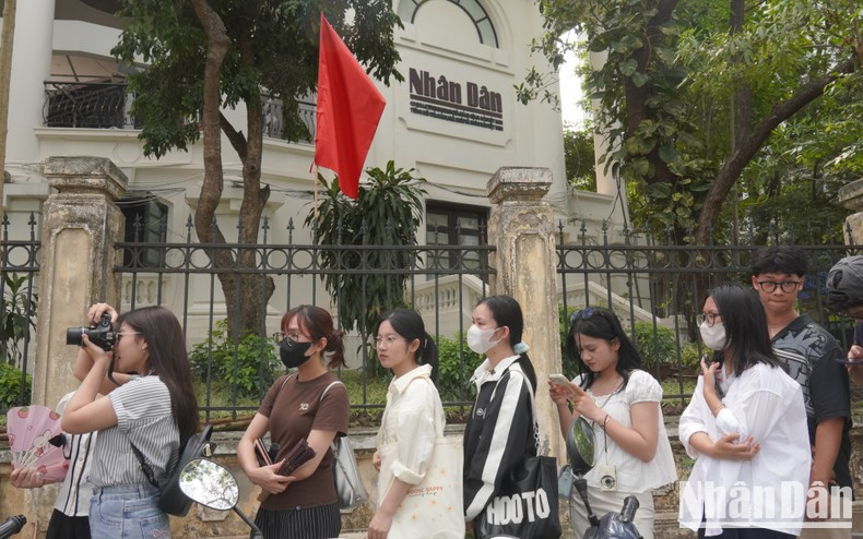 La publicación informativa especial atrae la atención de los jóvenes. La publicación informativa especial atrae la atención de los jóvenes.