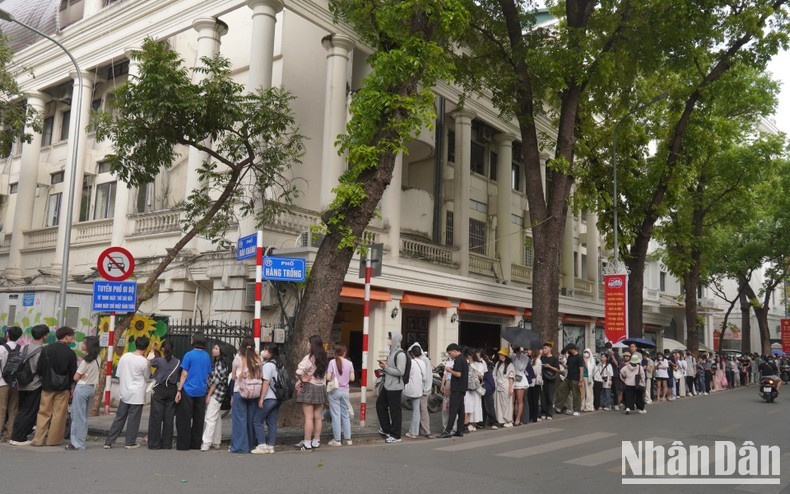 Se forman largas colas de personas a lo largo de la calle Bao Khanh. Se forman largas colas de personas a lo largo de la calle Bao Khanh.