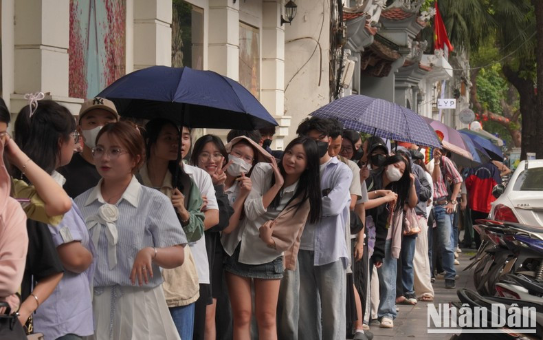 Los jóvenes, a pesar de la larga espera, están muy contentos y emocionados. Los jóvenes, a pesar de la larga espera, están muy contentos y emocionados.