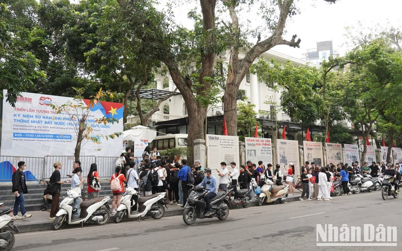 La exposición interactiva se encuentra ubicada junto al céntrico lago Hoan Kiem. La exposición interactiva se encuentra ubicada junto al céntrico lago Hoan Kiem.