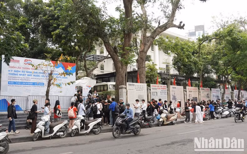 La exposición interactiva se encuentra ubicada junto al céntrico lago Hoan Kiem.