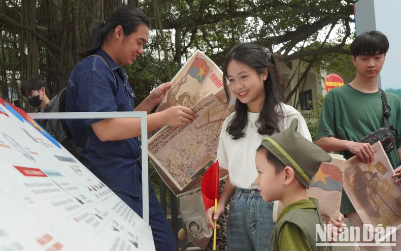 Muchas familias llevan a sus hijos a la exposición para aprender sobre el significado del día 30 de abril. Muchas familias llevan a sus hijos a la exposición para aprender sobre el significado del día 30 de abril.