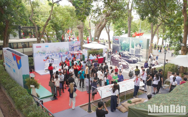 [Foto] Jóvenes hacen fila para recibir publicación informativa especial de Nhan Dan