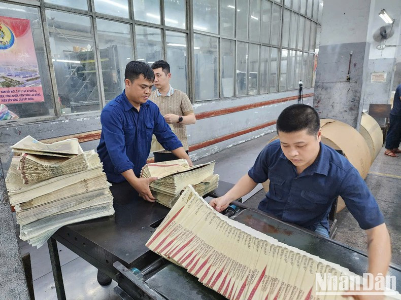Decenas de miles de ejemplares de la publicación informativa especial de Nhan Dan están listos para ser entregados a los lectores. Decenas de miles de ejemplares de la publicación informativa especial de Nhan Dan están listos para ser entregados a los lectores.