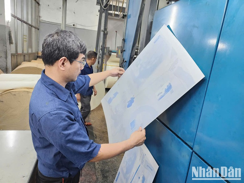 Trabajadores de la imprenta del periódico Nhan Dan instalan planchas metálicas para proceder a la impresión. Trabajadores de la imprenta del periódico Nhan Dan instalan planchas metálicas para proceder a la impresión.