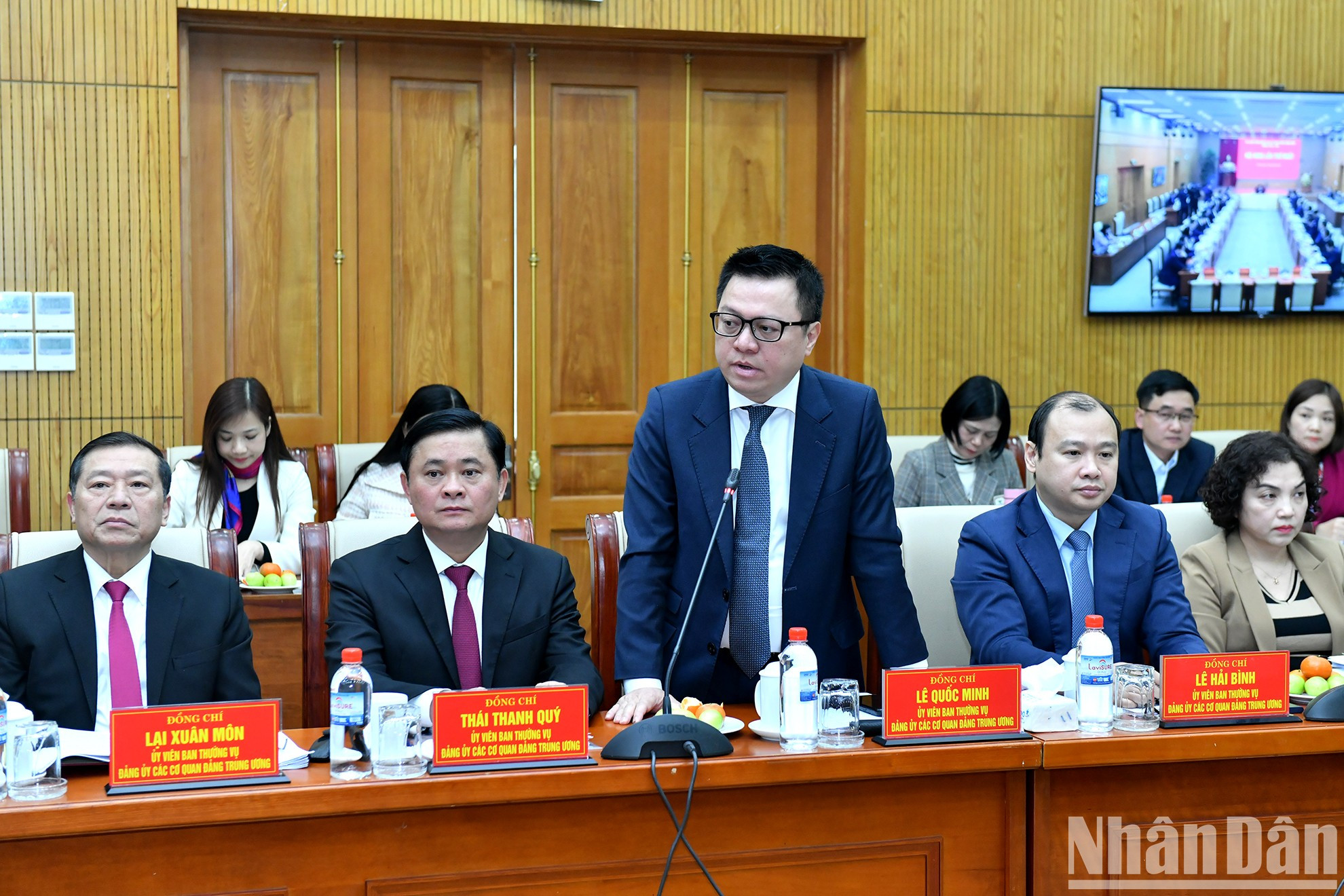 Le Quoc Minh, miembro del Buró Ejectutivo del Comité partidista de los órganos del Comité Central del PCV, subjefe de la Comisión de Comunicación y Educación del Comité Central del PCV y presidente-editor del periódico Nhan Dan, interviene en la cita.