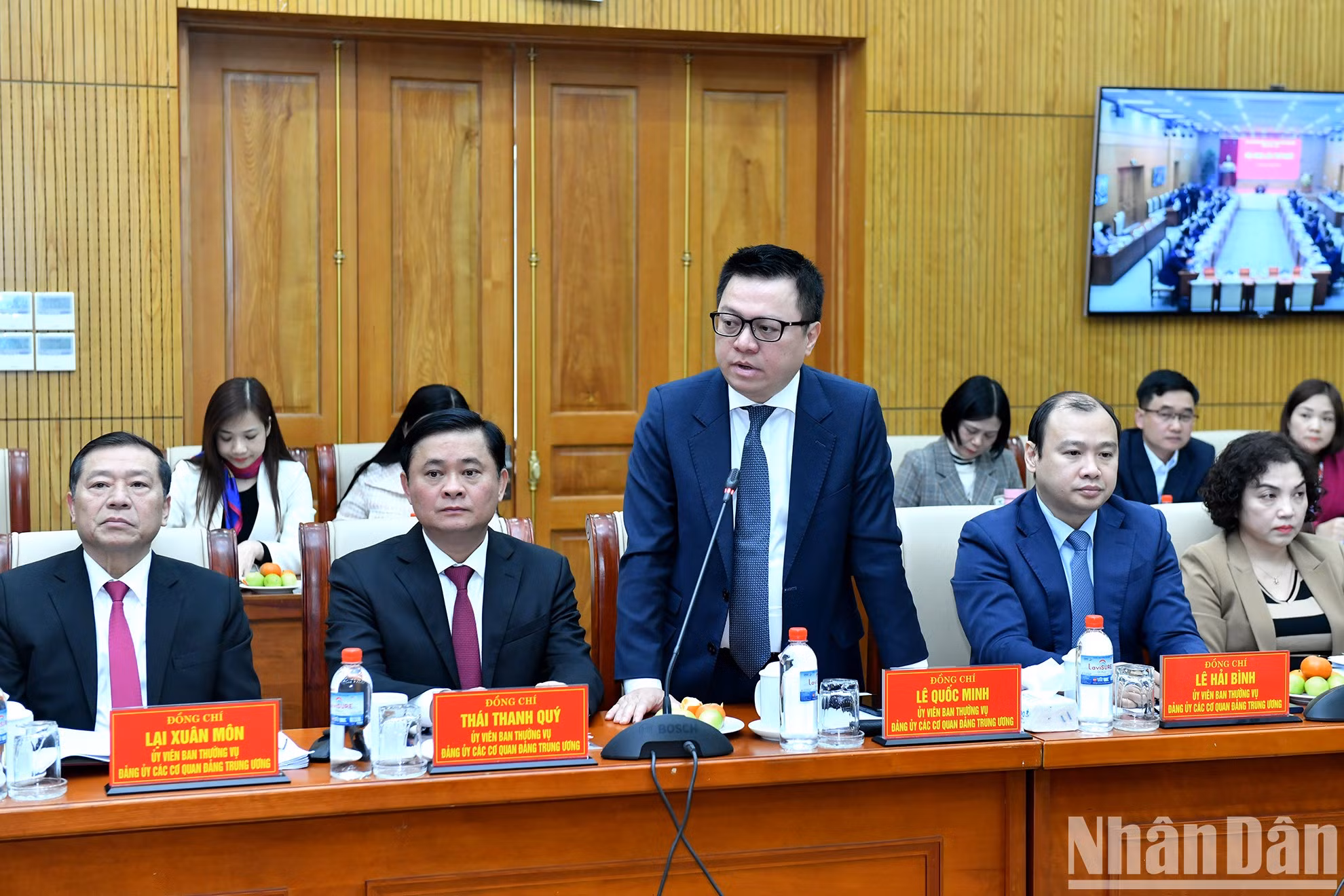 Le Quoc Minh, miembro del Buró Ejectutivo del Comité partidista de los órganos del Comité Central del PCV, subjefe de la Comisión de Comunicación y Educación del Comité Central del PCV y presidente-editor del periódico Nhan Dan, interviene en la cita. Le Quoc Minh, miembro del Buró Ejectutivo del Comité partidista de los órganos del Comité Central del PCV, subjefe de la Comisión de Comunicación y Educación del Comité Central del PCV y presidente-editor del periódico Nhan Dan, interviene en la cita.