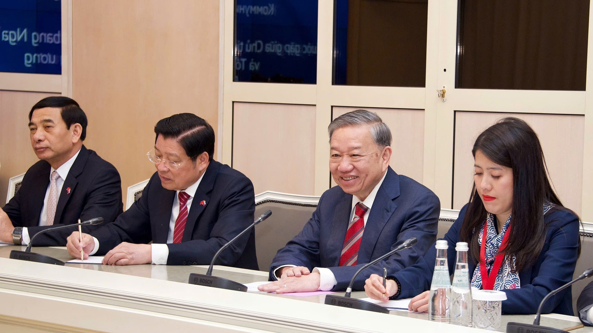 El secretario general del PCV, To Lam, y la delegación vietnamita en el encuentro. El secretario general del PCV, To Lam, y la delegación vietnamita en el encuentro.